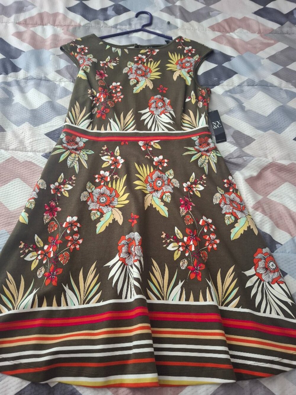 New York Company, Size Medium, Army green, red flowered